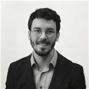 Professeur d'italien donnant des cours aux étudiants et aux adultes