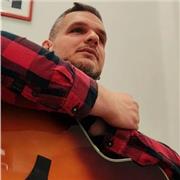 Insegnante di chitarra Online con 16 anni di esperienza alle spalle disponibile per video lezioni.