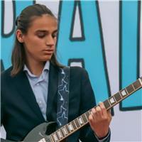 Profesor de guitarra eléctrica, con 2 años de experiencia como profesor impartiendo clases a niños