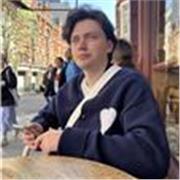 Élève de Master en école de commerce, BAC S spé Mathématiques, bilingue anglais.