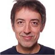 Profesor titulado en Comunicación Audiovisual y con experiencia profesional en cine y televisión y en docencia. 