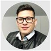 Facilitador dinámico guiando a equipos hacia el liderazgo