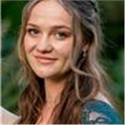 Hola! Are you looking for an engaging and supportive way to improve your English? You’re in the right place!