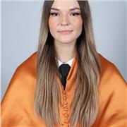 Profesora de español con entusiasmo por la enseñanza remota