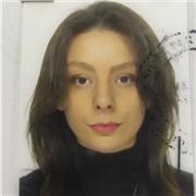 Docente di tedesco e inglese impartisce lezioni per studenti liceali