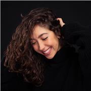 Profesora con formación en artes escénicas, improvisación teatral y actuación de cámara. Que imparte clases online y presencial