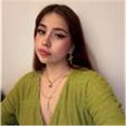 Profesora joven, estudiante de traducción en inglés y francés. Enfocada en alumnado adulto y juvenil.