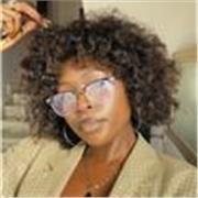 Ragazza di madrelingua inglese che insegna inglese online a bambini ma anche adulti