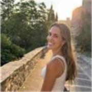 Chica joven, profesora particular de niños desde que era adolescente