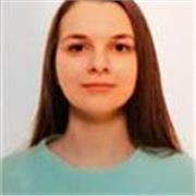 Nauczycielka języka angielskiego prowadzi zajęcia dla dorosłych