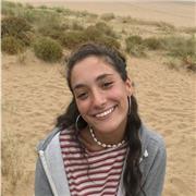 Estudiante de magisterio da clase a niños y niñas de primaria de todas las asignaturas