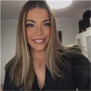 Graduada en Publicidad y RRPP, además, tengo un Máster en Protocolo y Organización de Eventos. Soy alegre, responsable y atenta.