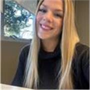 Profesora de Matematica brinda apoyo en clases de Matemática