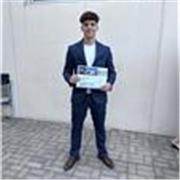 Estudiante universitario con matrícula de honor en bachiller, nivel de inglés C1 con experiencia dando clases a adolesentes.
