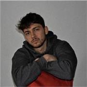Personal Trainer qualificato offre lezioni personalizzate in presenza o online