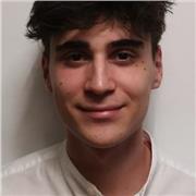 Estudiante universitario de tercer año con nivel avanzado de inglés