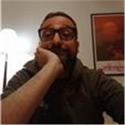 Laureato in Scienze politiche impartisce lezioni di Diritto, Economia, Storia, Filosofia, Scienze Umane per studenti delle superiori