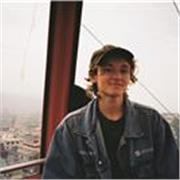 Native English speaker in Berlin offering private English lessons to all ages.