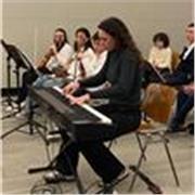 Ragazza di 18 anni insegna pianoforte a principianti