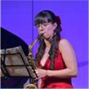 Profesora comprometida con el proceso de los estudiantes que deseen aprender la música sin ningún conocimiento previo como solfear, leer partituras, aprender saxofón