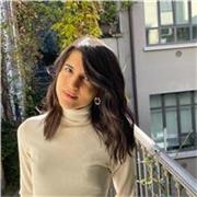 laureata in filologia moderna impartisce lezioni nell'ambito di materie umanistiche