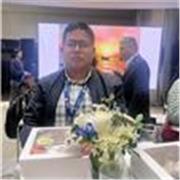 Profesor desempeña funciones de enseñanza a estudiantes de educación básica y secundaria