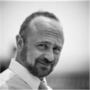 Attore impartisce lezioni di dizione della lingua italiana