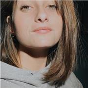 Estudiante imparte clases particulares a niños de primaria