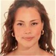 Entrenadora de tenis disponible para mejorar la técnica y estrategia en tenis.