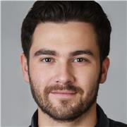 Chemielehrer gibt privaten Chemieunterricht für Schüler, die das Abitur vorbereiten wollen.