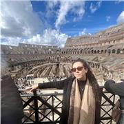 Studentessa di Storia dell’arte, laureata in Archeologia a pieni voti, offre lezioni ad alunni di tutte le età