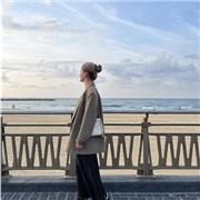 Estudiante de magisterio que da clases particulares a niños