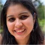 Englisch-Tutorin, die die ganze Grammatik richtig erklären kann.