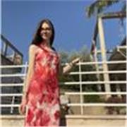 Studentessa universitaria impartisce lezioni di inglese a ragazzi di medie e licei