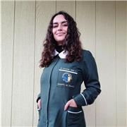 Educadora de párvulos que dicta clases a niños y niñas en materia de lenguaje y matemáticas