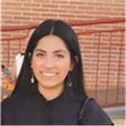 Estudiante responsable que ayuda con los deberes y preparaciones para los exámenes de Primaria