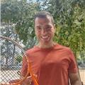 Profesor de tenis imparte clases particulares a niños y adultos de todos los niveles