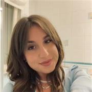 Studentessa universitaria, diplomata al liceo classico, impartisce lezioni di matematica per studenti di scuola elementare e media