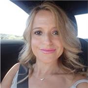 Maestra imparte clases de castellano a niños y adultos extranjeros