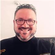 El instructor de cocina imparte clases de gastronomia a toda persona que quiera entrar en este maravilloso mundo