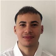 Professeur particulier donne cours de mathématiques aux élèves de niveaux collège, lycée et licences