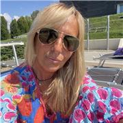 Docente di Inglese impartisce lezioni per studenti della scuola superiore, media ed elementare