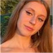 ragazza diplomata che impartisce ripetizioni per materie di studio e aiuto compiti