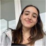 Profesora de inglés pero también apta para catalán, castellano, historia, filosofia, y literatura. 