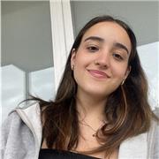 Profesora de inglés pero también apta para catalán, castellano, historia, filosofia, y literatura.