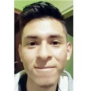 Pedagogo que ayuda a sus estudiantes en las rutinas diarias