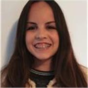 Estudiante de magisterio imparte clases de repaso para alumnos de primaria y ESO