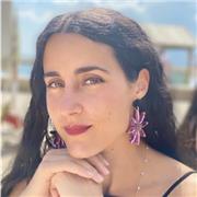 Soy una profe muy creativa que siempre encuentra la manera de hacer llegar los conocimientos al alumnos.