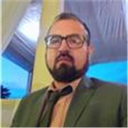 Maestro de marketing para dar clases en linea a alumnos de universidad o maestría