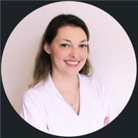 Profesora de enfermería da clases de salud de la mujer y lactancia